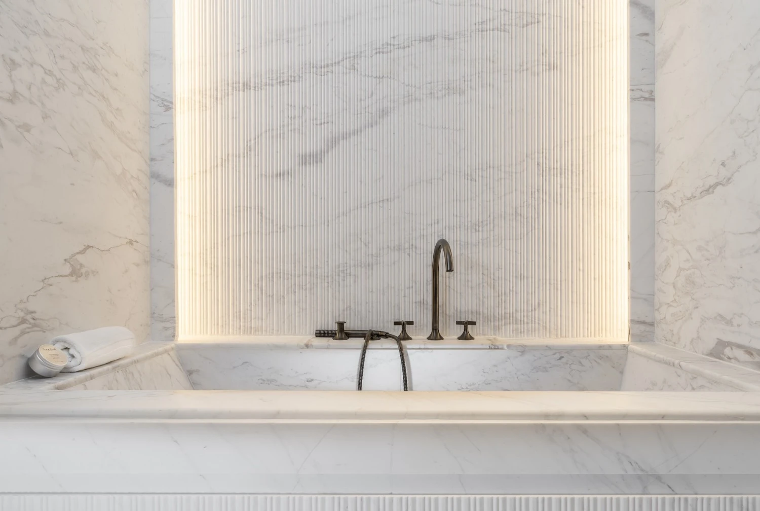 Primer plano del espejo de diseño en el baño de la Junior Suite con iluminación integrada.